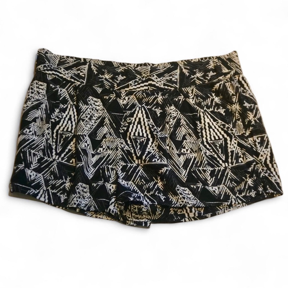 💚 ECOTE Black/White Graphic Shorts (M)